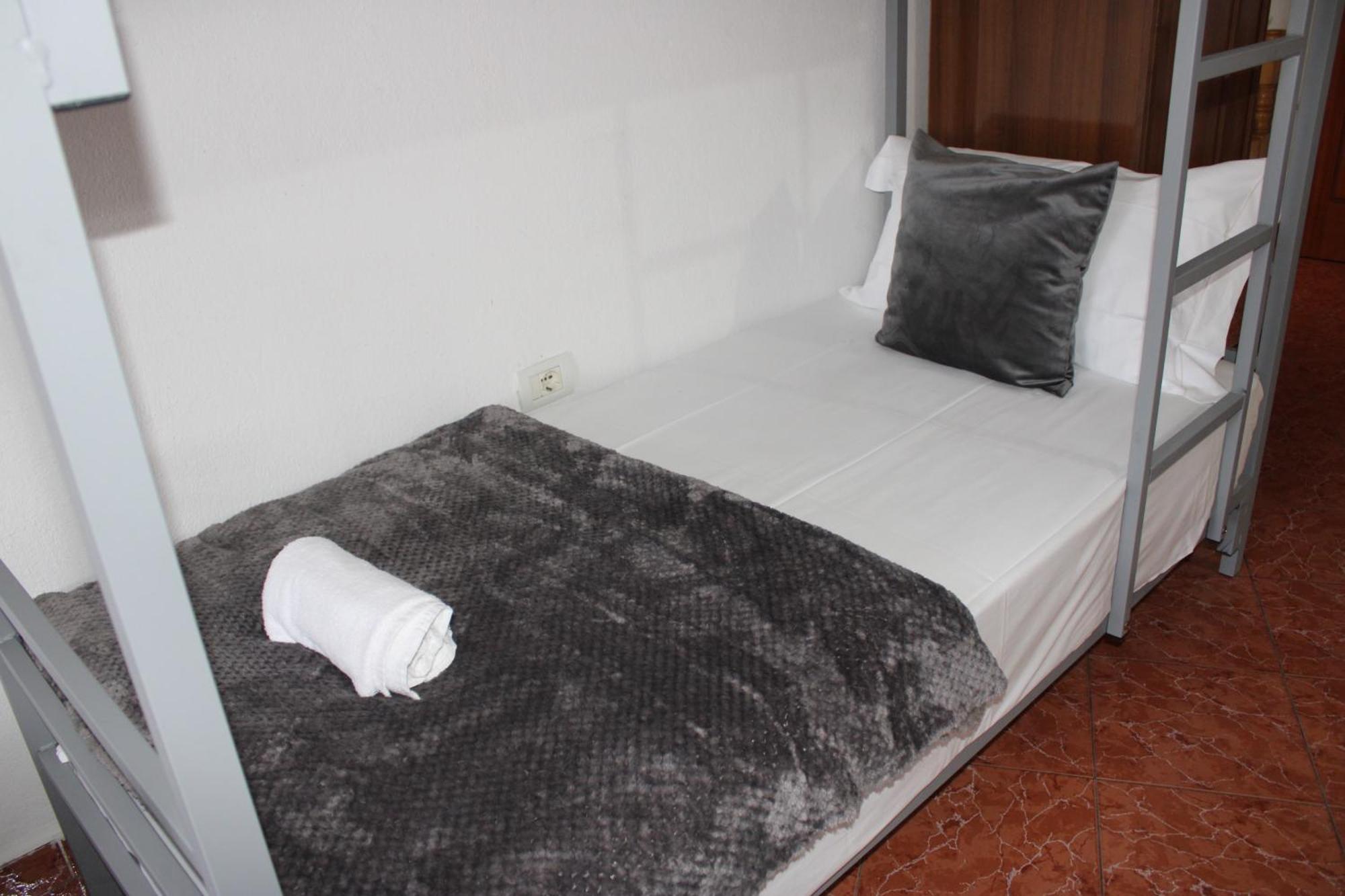 Crew Hostel Tirana Exterior foto